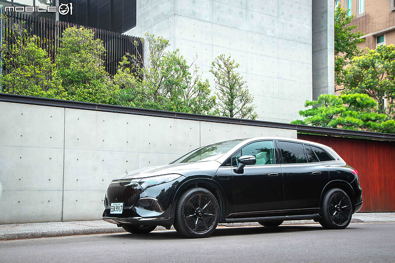 Mercedes-Maybach EQS 680 SUV Night Series 試駕｜黑夜裡更閃亮動人的電動休旅旗艦！
