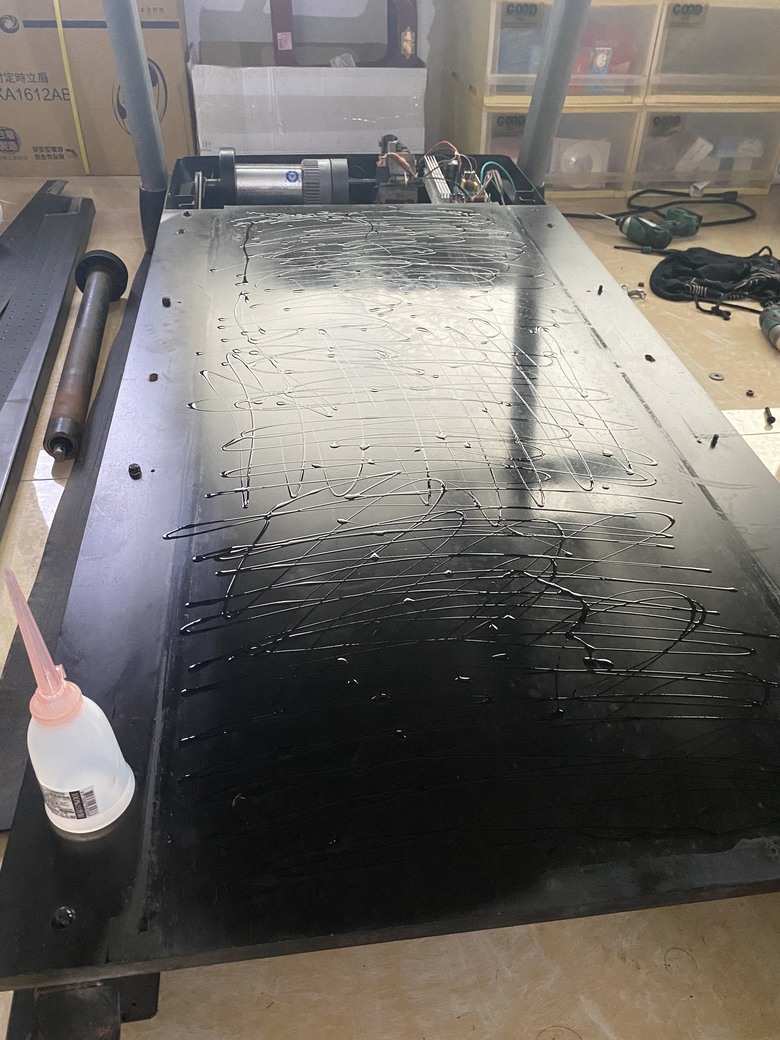 [跑步機保養內容] 1.器材內部除塵、清理 2.馬達、升降馬達運轉測試 3.養護耗品添加、擦拭 4.傳動皮帶檢查、測試 5.跑步帶檢查、上油 6.電路主機板檢測、運轉測試 7.電源與線路檢查、運轉測試 8.器材按鍵檢查 9.器材水平、平衡測試 10.設備螺絲檢查、調整 跑步機維修/買賣/租賃/回收/健身房規劃 親愛的跑步吧