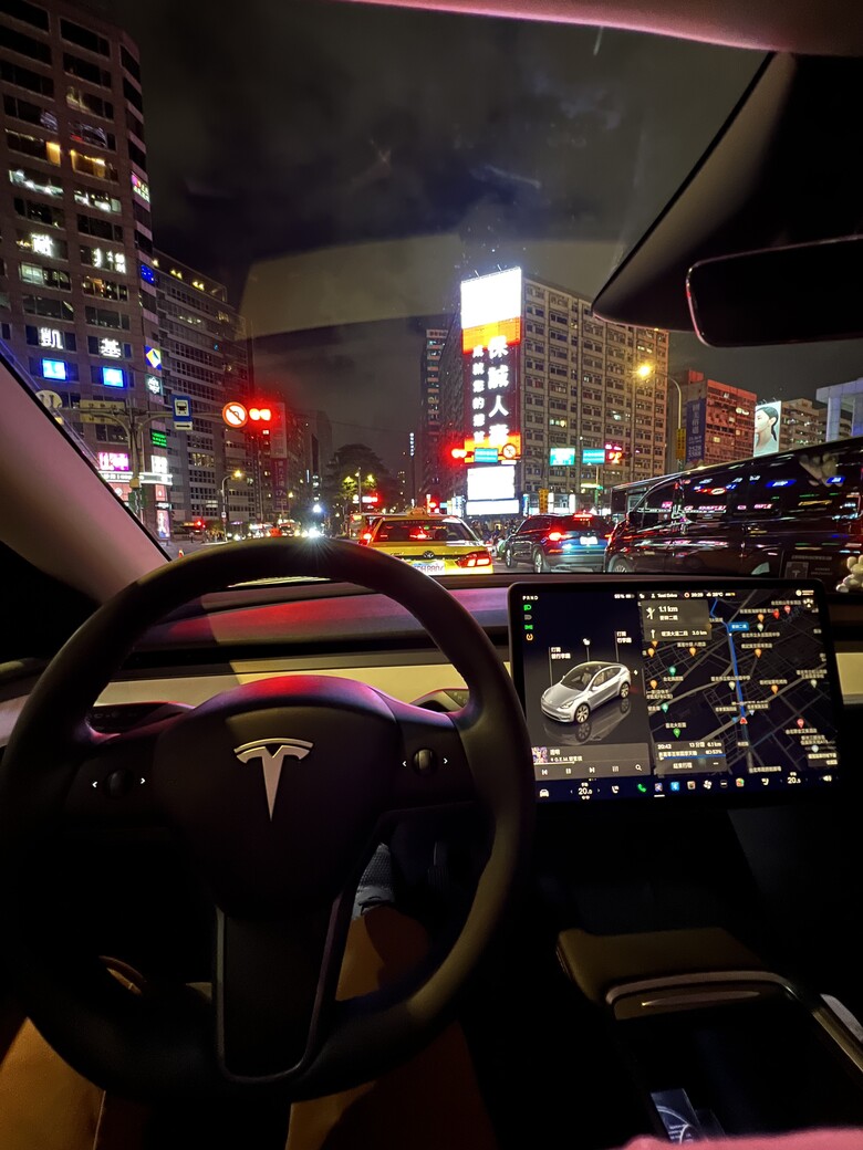 Tesla 夏夜漫遊 Model Y 後驅版