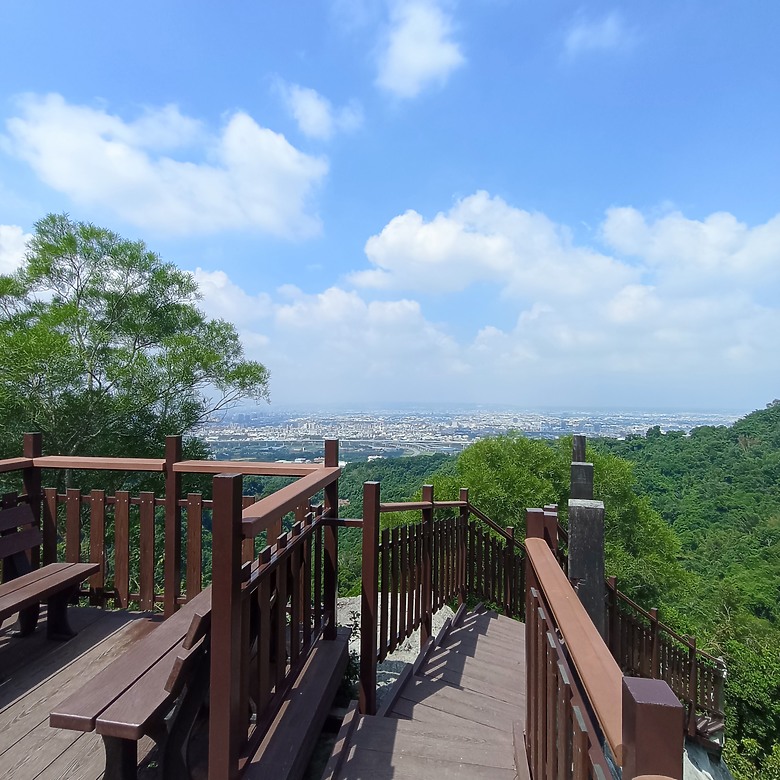 潭子新田登山步道能順便踩點旁邊的小百岳「聚興山」，生意盎然適合全家大小的綠色步道，帶你全部走一趟