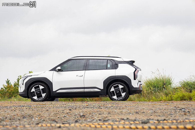 Kia EV3 韓國試駕|重量級純電小休旅,宛如縮小版EV9真的很有料!