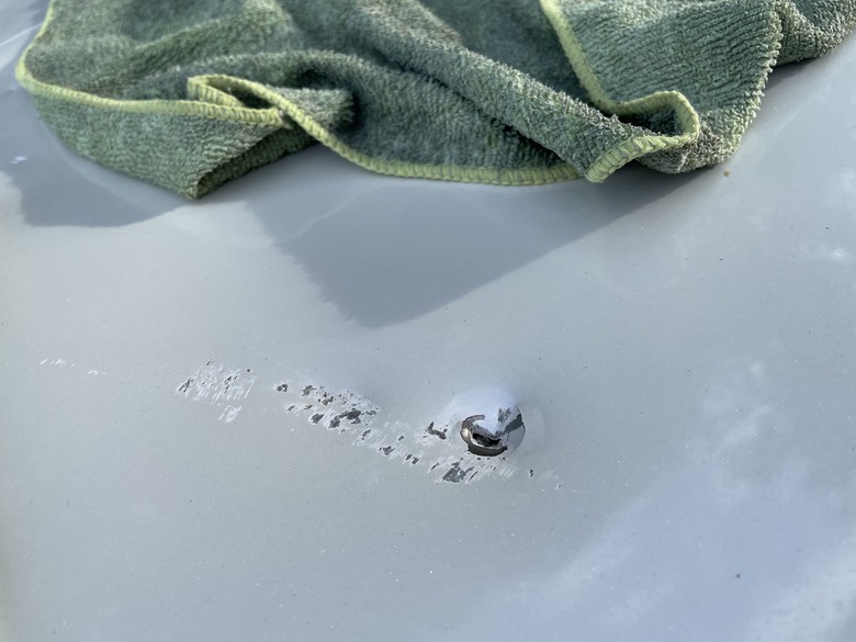 被大風刮落的水泥塊砸破車頂，請問車廠會如何修復？