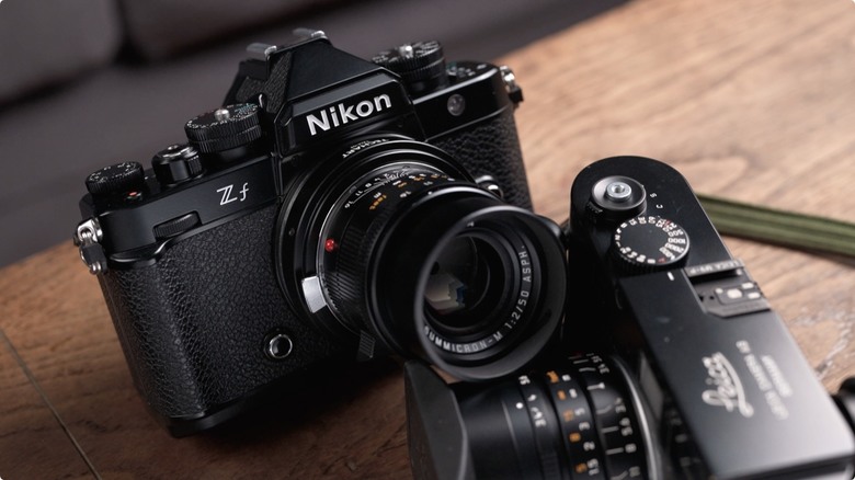 Nikon Zf 開箱 + 拍照、N-Log 錄影實測！把 Z9、Z8 旗艦功能塞進 FM2 的經典外型，一台能夠體驗百年光學魅力，連 Leica、Sony 鏡頭也能轉接的「有靈魂的相機」
