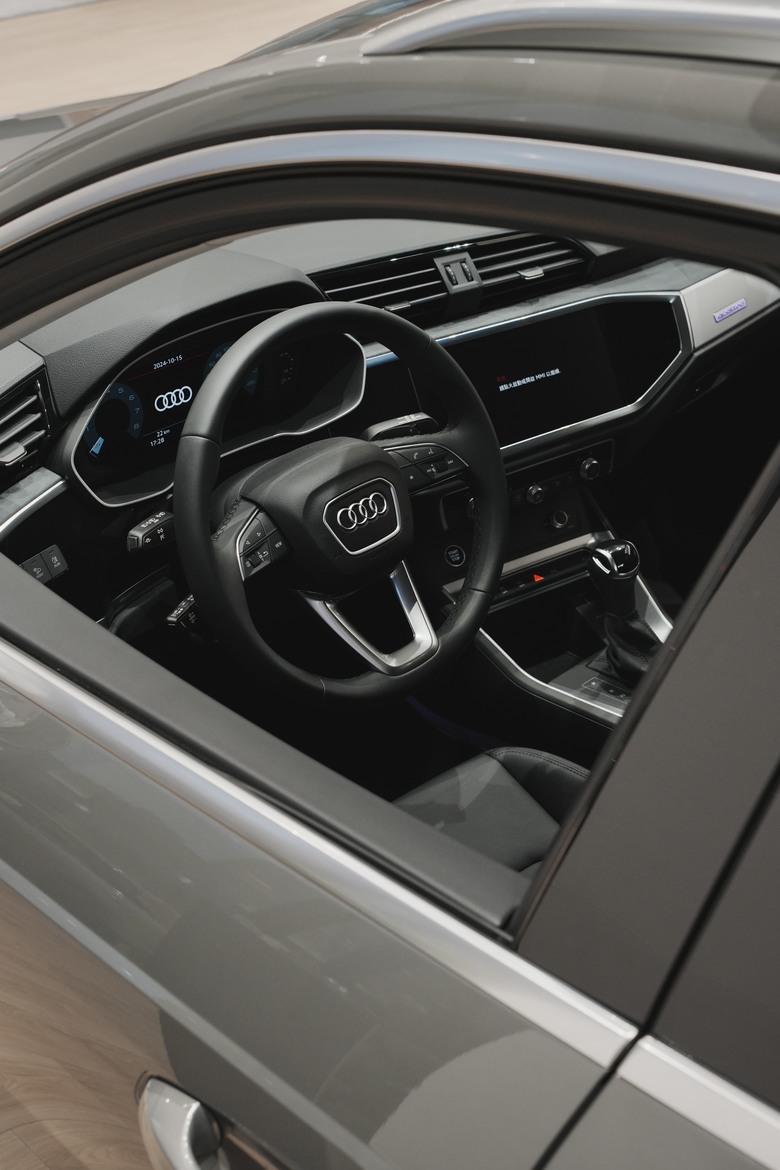 Audi Q3 40 TFSI quattro S line｜金屬克洛諾斯灰 Chronos Grey Z7｜實車照片分享