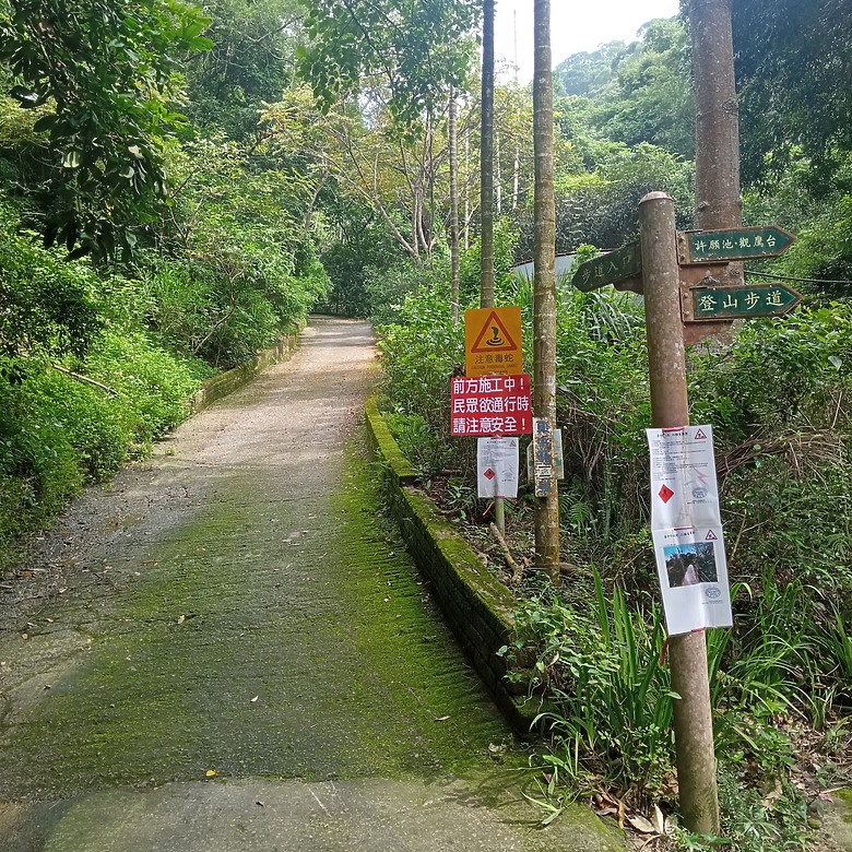 潭子新田登山步道能順便踩點旁邊的小百岳「聚興山」，生意盎然適合全家大小的綠色步道，帶你全部走一趟