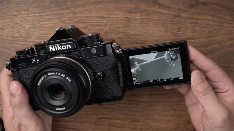 Nikon Zf 開箱 + 拍照、N-Log 錄影實測！把 Z9、Z8 旗艦功能塞進 FM2 的經典外型，一台能夠體驗百年光學魅力，連 Leica、Sony 鏡頭也能轉接的「有靈魂的相機」