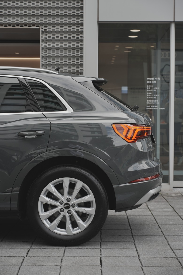 Audi Q3 35 TFSI advanced｜金屬原礦灰 Nano Grey G3｜交車照片分享
