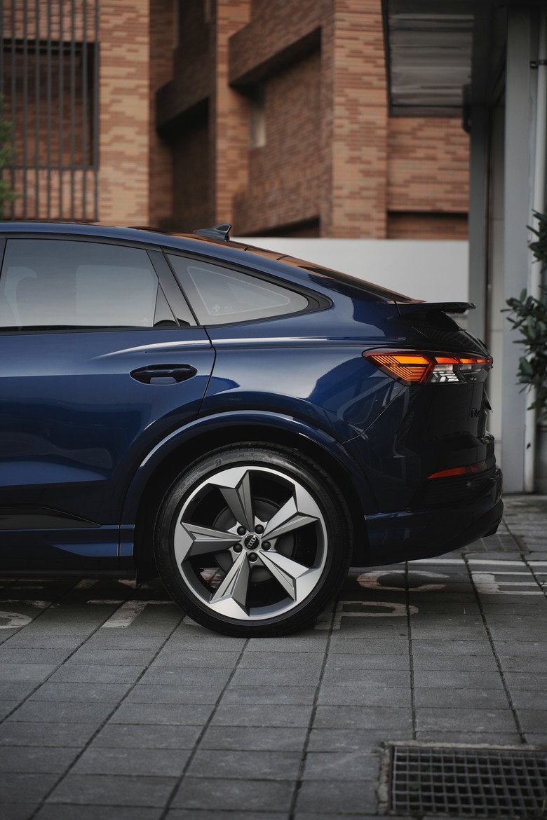 Audi Q4 Sportback e-tron 45 S line Edition One｜金屬星際藍 Navarra Blue 2D｜交車照片分享