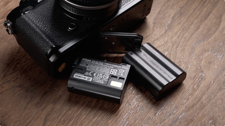 Nikon Zf 開箱 + 拍照、N-Log 錄影實測！把 Z9、Z8 旗艦功能塞進 FM2 的經典外型，一台能夠體驗百年光學魅力，連 Leica、Sony 鏡頭也能轉接的「有靈魂的相機」