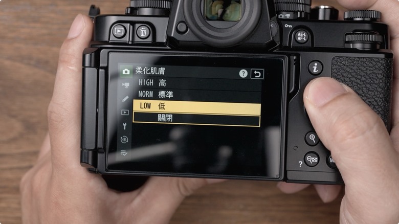 Nikon Zf 開箱 + 拍照、N-Log 錄影實測！把 Z9、Z8 旗艦功能塞進 FM2 的經典外型，一台能夠體驗百年光學魅力，連 Leica、Sony 鏡頭也能轉接的「有靈魂的相機」