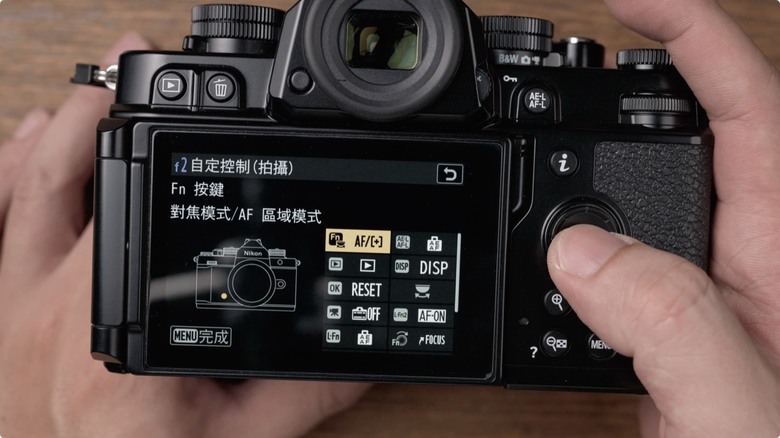 Nikon Zf 開箱 + 拍照、N-Log 錄影實測！把 Z9、Z8 旗艦功能塞進 FM2 的經典外型，一台能夠體驗百年光學魅力，連 Leica、Sony 鏡頭也能轉接的「有靈魂的相機」