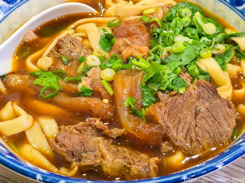 夜貓族、愛牛肉麵和雞湯朋友的最愛，從晚餐到凌晨消夜時段，幾乎都是在地人在排隊~牛肉麵.雞湯