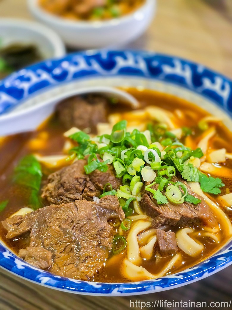 夜貓族、愛牛肉麵和雞湯朋友的最愛，從晚餐到凌晨消夜時段，幾乎都是在地人在排隊~牛肉麵.雞湯