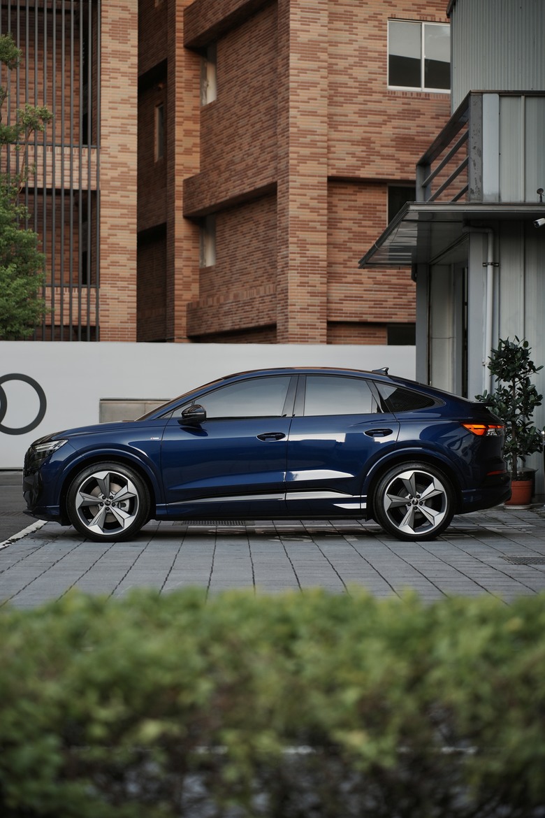 Audi Q4 Sportback e-tron 45 S line Edition One｜金屬星際藍 Navarra Blue 2D｜交車照片分享