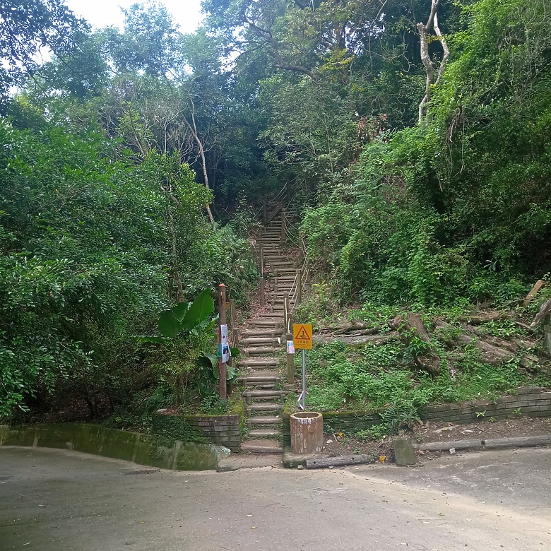 潭子新田登山步道能順便踩點旁邊的小百岳「聚興山」，生意盎然適合全家大小的綠色步道，帶你全部走一趟
