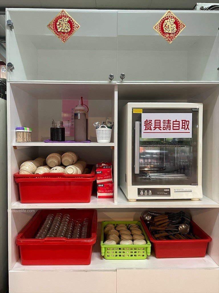 點我看大圖 炭燒羊肉爐火鍋,湯頭好喝,羊肉肉質軟嫩,秋冬進補、聚餐好地方