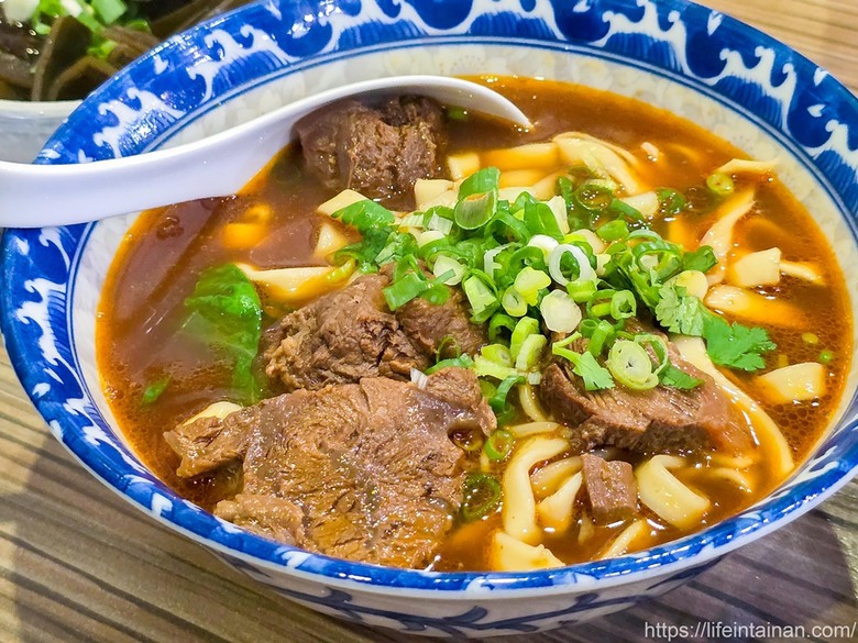 夜貓族、愛牛肉麵和雞湯朋友的最愛，從晚餐到凌晨消夜時段，幾乎都是在地人在排隊~牛肉麵.雞湯