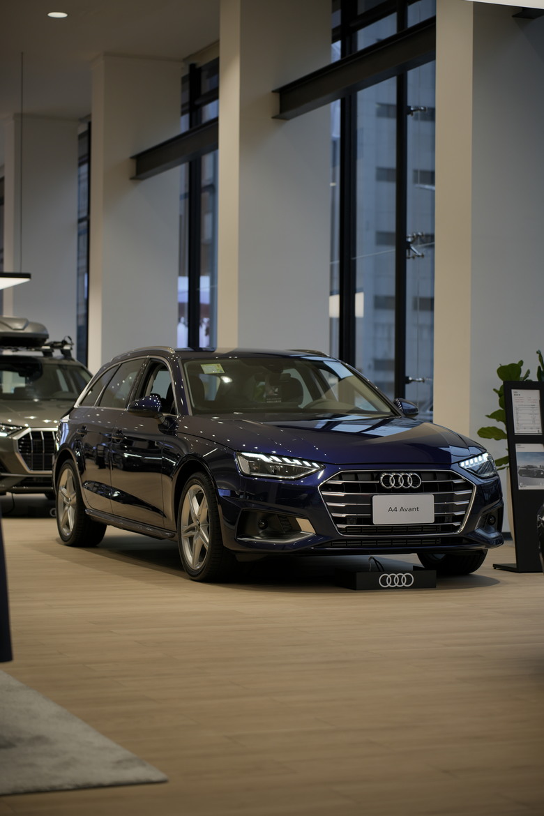 Audi A4 Avant 40 TFSI advanced｜金屬星際藍 Navarra Blue 2D｜實車照片分享