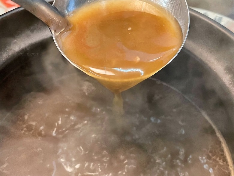 點我看大圖 炭燒羊肉爐火鍋,湯頭好喝,羊肉肉質軟嫩,秋冬進補、聚餐好地方