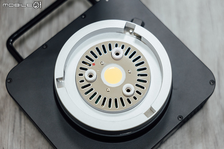 Neewer Q4 400W 外拍閃光燈實戰|機動便攜更有充沛電力、攝錄打光一盞搞定!