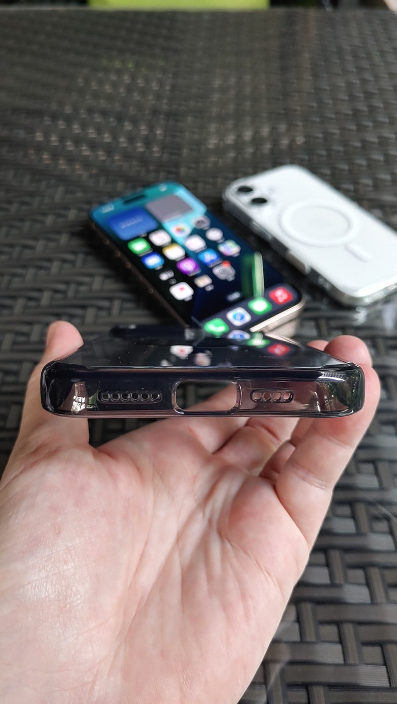 iPhone 16 這款保護殼,有出透黑款耶！不鐵齒...還是乖乖裝上了