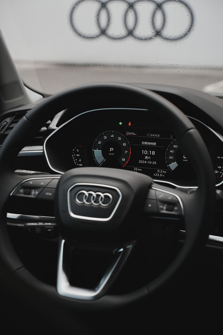 Audi Q3 35 TFSI advanced｜金屬原礦灰 Nano Grey G3｜交車照片分享