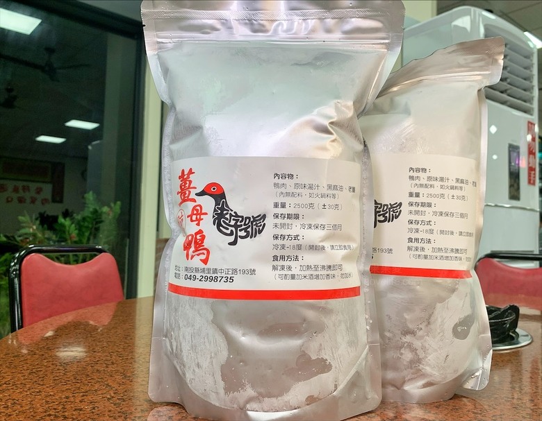 深受許多在地人喜愛的薑母鴨，鴨皮超Q軟，肉質軟嫩鮮甜，還有鹽烤吳郭魚、現撈泰國蝦