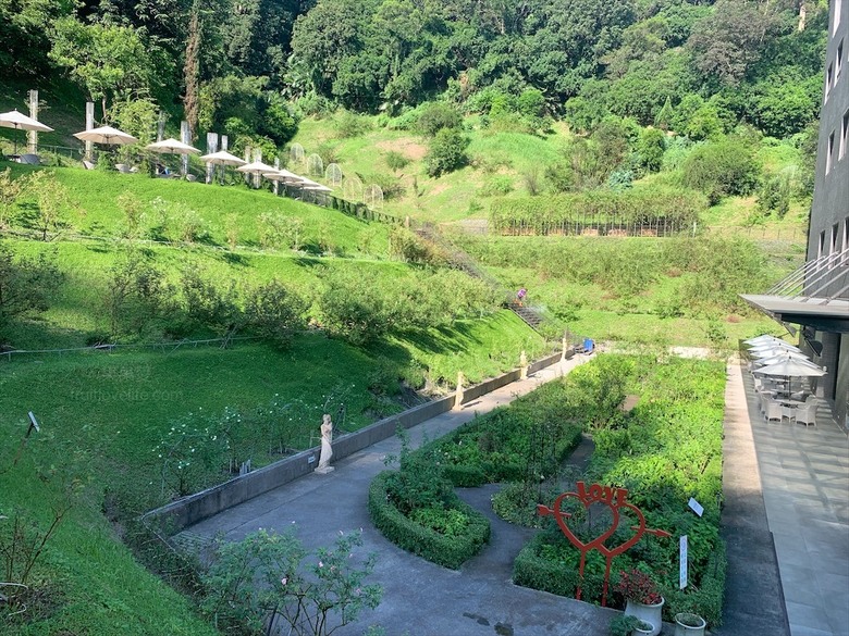 點我看大圖 七里香玫瑰森林花園,一年四季都有不同的風情,走走步道呼吸芬多精,春秋兩季有玫瑰花海可欣賞