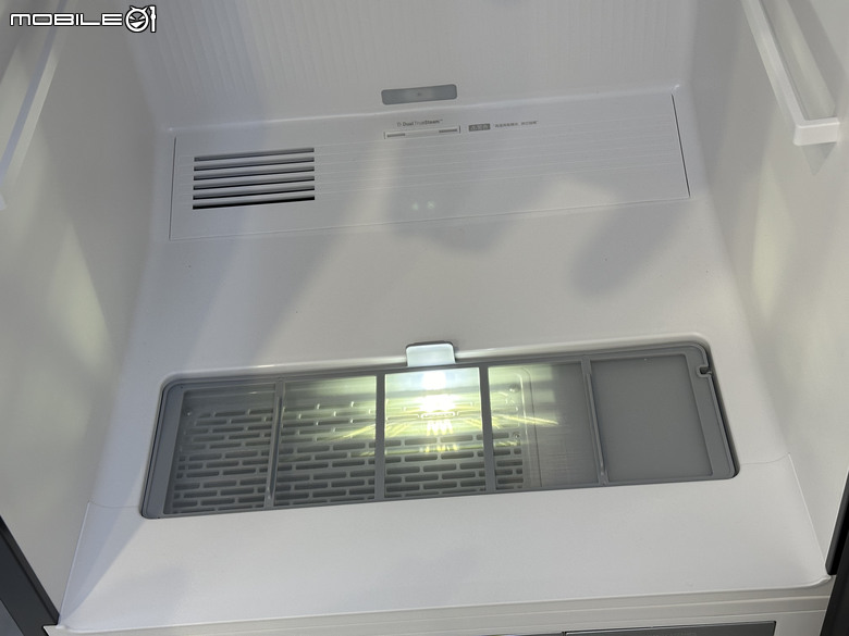 【現場體驗】LG Styler 蒸氣電子衣櫥第二代，內建高壓蒸氣掛燙機，AI護理衣物