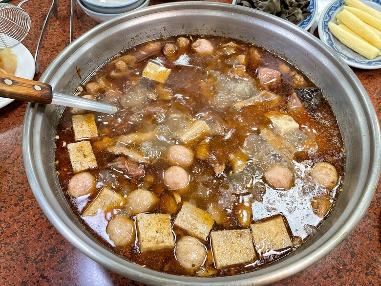 深受許多在地人喜愛的薑母鴨，鴨皮超Q軟，肉質軟嫩鮮甜，還有鹽烤吳郭魚、現撈泰國蝦