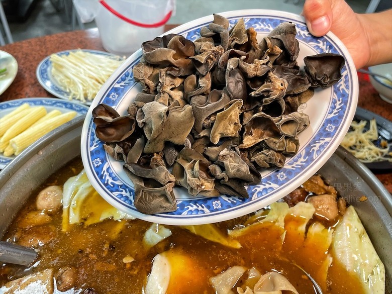 深受許多在地人喜愛的薑母鴨，鴨皮超Q軟，肉質軟嫩鮮甜，還有鹽烤吳郭魚、現撈泰國蝦