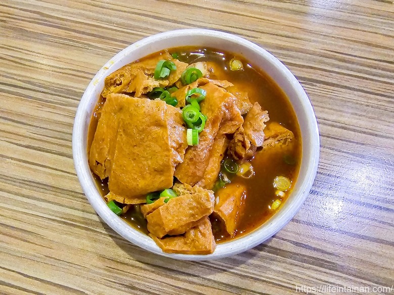 夜貓族、愛牛肉麵和雞湯朋友的最愛，從晚餐到凌晨消夜時段，幾乎都是在地人在排隊~牛肉麵.雞湯
