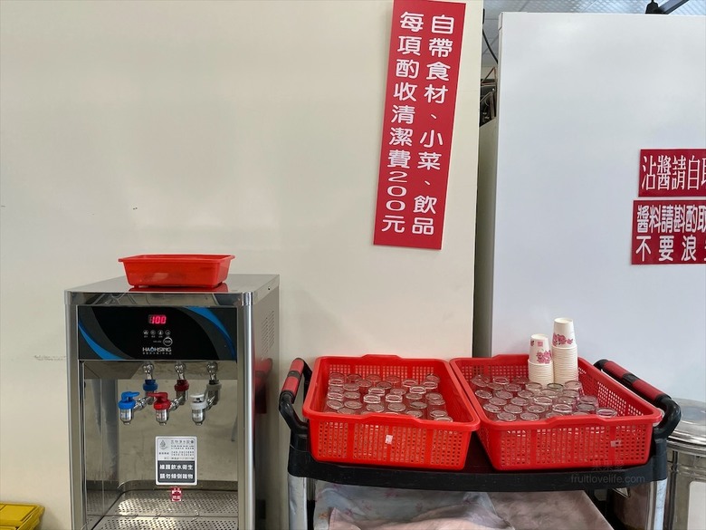 深受許多在地人喜愛的薑母鴨，鴨皮超Q軟，肉質軟嫩鮮甜，還有鹽烤吳郭魚、現撈泰國蝦