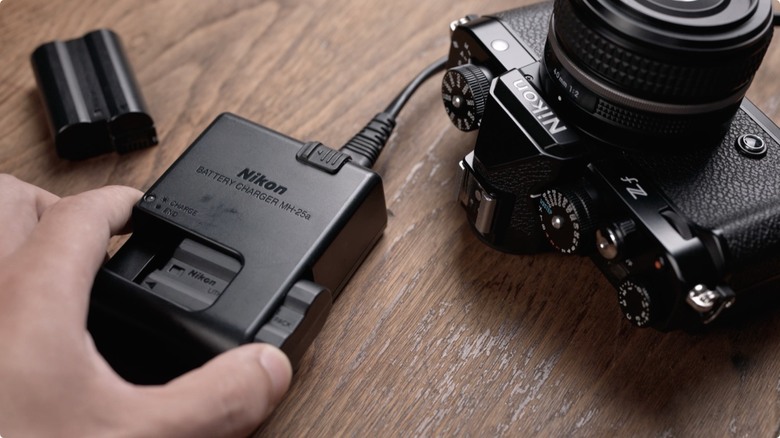 Nikon Zf 開箱 + 拍照、N-Log 錄影實測！把 Z9、Z8 旗艦功能塞進 FM2 的經典外型，一台能夠體驗百年光學魅力，連 Leica、Sony 鏡頭也能轉接的「有靈魂的相機」
