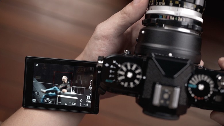 Nikon Zf 開箱 + 拍照、N-Log 錄影實測！把 Z9、Z8 旗艦功能塞進 FM2 的經典外型，一台能夠體驗百年光學魅力，連 Leica、Sony 鏡頭也能轉接的「有靈魂的相機」