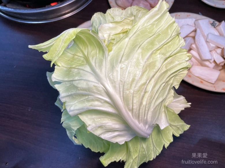 點我看大圖 炭燒羊肉爐火鍋,湯頭好喝,羊肉肉質軟嫩,秋冬進補、聚餐好地方