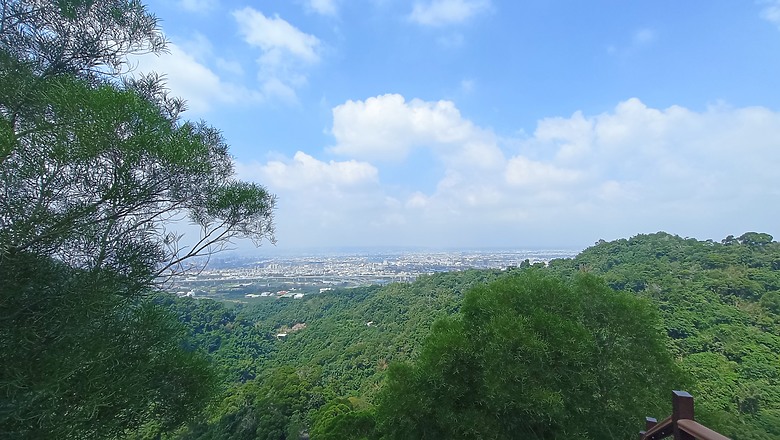潭子新田登山步道能順便踩點旁邊的小百岳「聚興山」，生意盎然適合全家大小的綠色步道，帶你全部走一趟