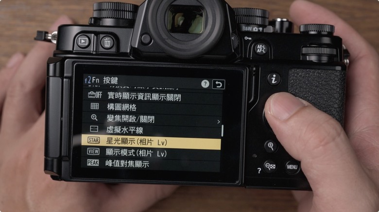 Nikon Zf 開箱 + 拍照、N-Log 錄影實測！把 Z9、Z8 旗艦功能塞進 FM2 的經典外型，一台能夠體驗百年光學魅力，連 Leica、Sony 鏡頭也能轉接的「有靈魂的相機」