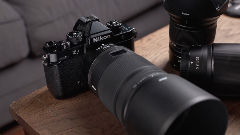 Nikon Zf 開箱 + 拍照、N-Log 錄影實測！把 Z9、Z8 旗艦功能塞進 FM2 的經典外型，一台能夠體驗百年光學魅力，連 Leica、Sony 鏡頭也能轉接的「有靈魂的相機」