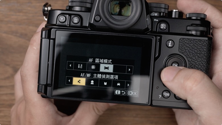 Nikon Zf 開箱 + 拍照、N-Log 錄影實測！把 Z9、Z8 旗艦功能塞進 FM2 的經典外型，一台能夠體驗百年光學魅力，連 Leica、Sony 鏡頭也能轉接的「有靈魂的相機」