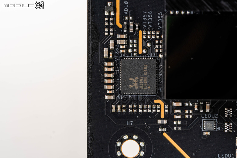 ASRock X870E Taichi 主機板開箱實測 以低調沉穩設計提供強大擴充性能