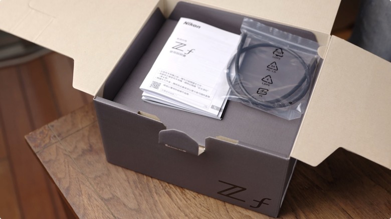 Nikon Zf 開箱 + 拍照、N-Log 錄影實測！把 Z9、Z8 旗艦功能塞進 FM2 的經典外型，一台能夠體驗百年光學魅力，連 Leica、Sony 鏡頭也能轉接的「有靈魂的相機」
