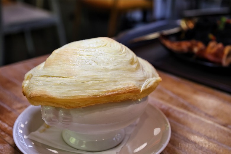 點我看大圖 七里香玫瑰森林花園,一年四季都有不同的風情,走走步道呼吸芬多精,春秋兩季有玫瑰花海可欣賞