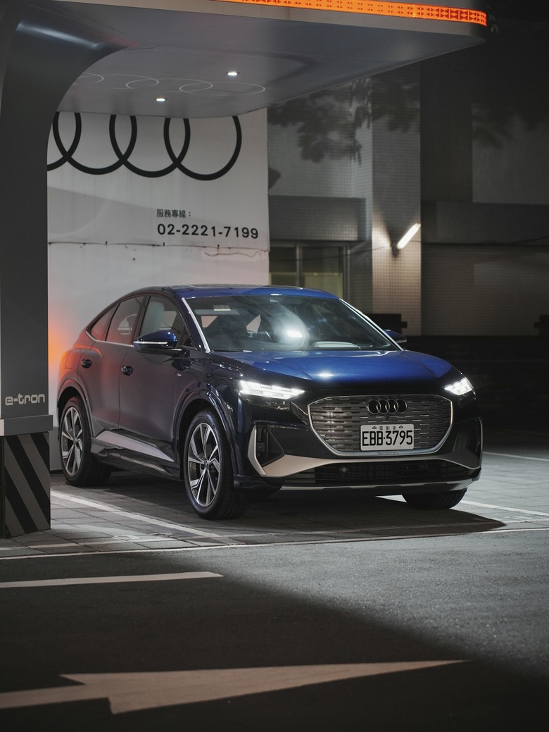 Audi Q4 Sportback e-tron 55 quattro S line｜金屬星際藍 Navarra Blue 2D｜實車照片分享
