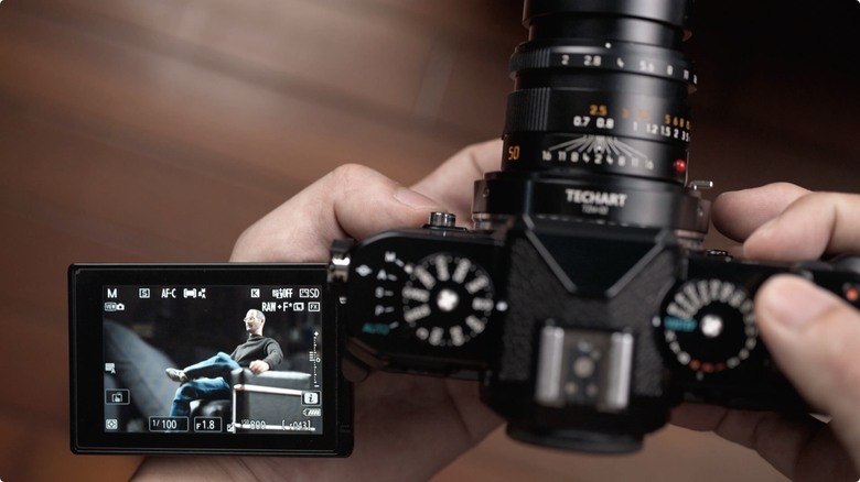 Nikon Zf 開箱 + 拍照、N-Log 錄影實測！把 Z9、Z8 旗艦功能塞進 FM2 的經典外型，一台能夠體驗百年光學魅力，連 Leica、Sony 鏡頭也能轉接的「有靈魂的相機」