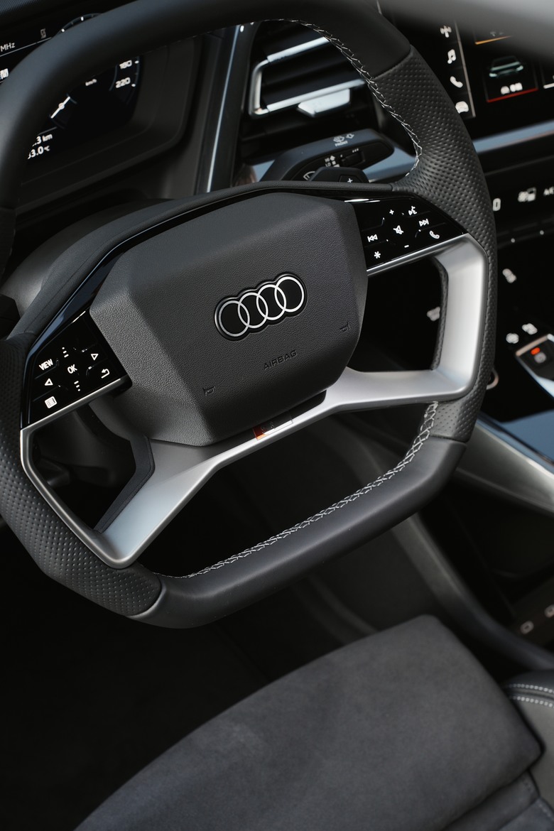 Audi Q4 Sportback e-tron 45 S line Edition One｜金屬星際藍 Navarra Blue 2D｜交車照片分享
