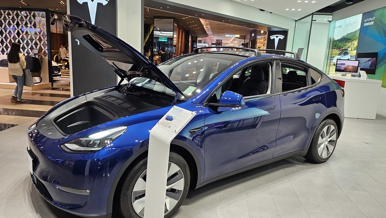 與Model Y 的首次親密接觸 - Tesla Summer Night Drive 夏夜漫遊試駕 - 桃園總圖夜遊 / 寧夏夜市逛吃 / Metsa車用床墊測試 / 超級充電站初體驗