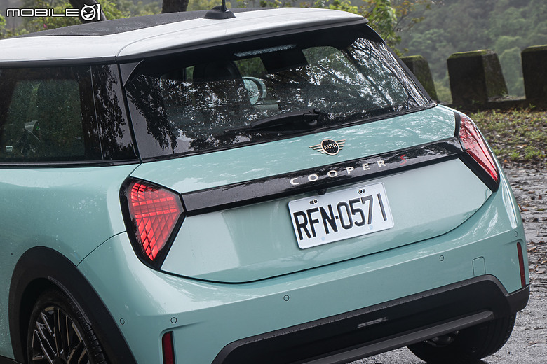 MINI Cooper S 大改款試駕|處處看得見改變,開起來一樣好玩!
