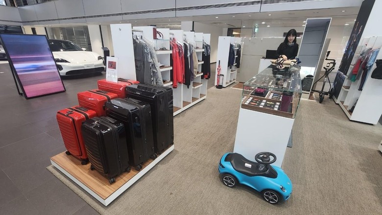 在高雄展間遇見Macan EV