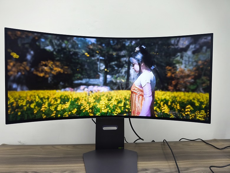 點我看大圖 前所未有的視覺體驗 LG UltraGear 34吋 OLED曲面螢幕開箱